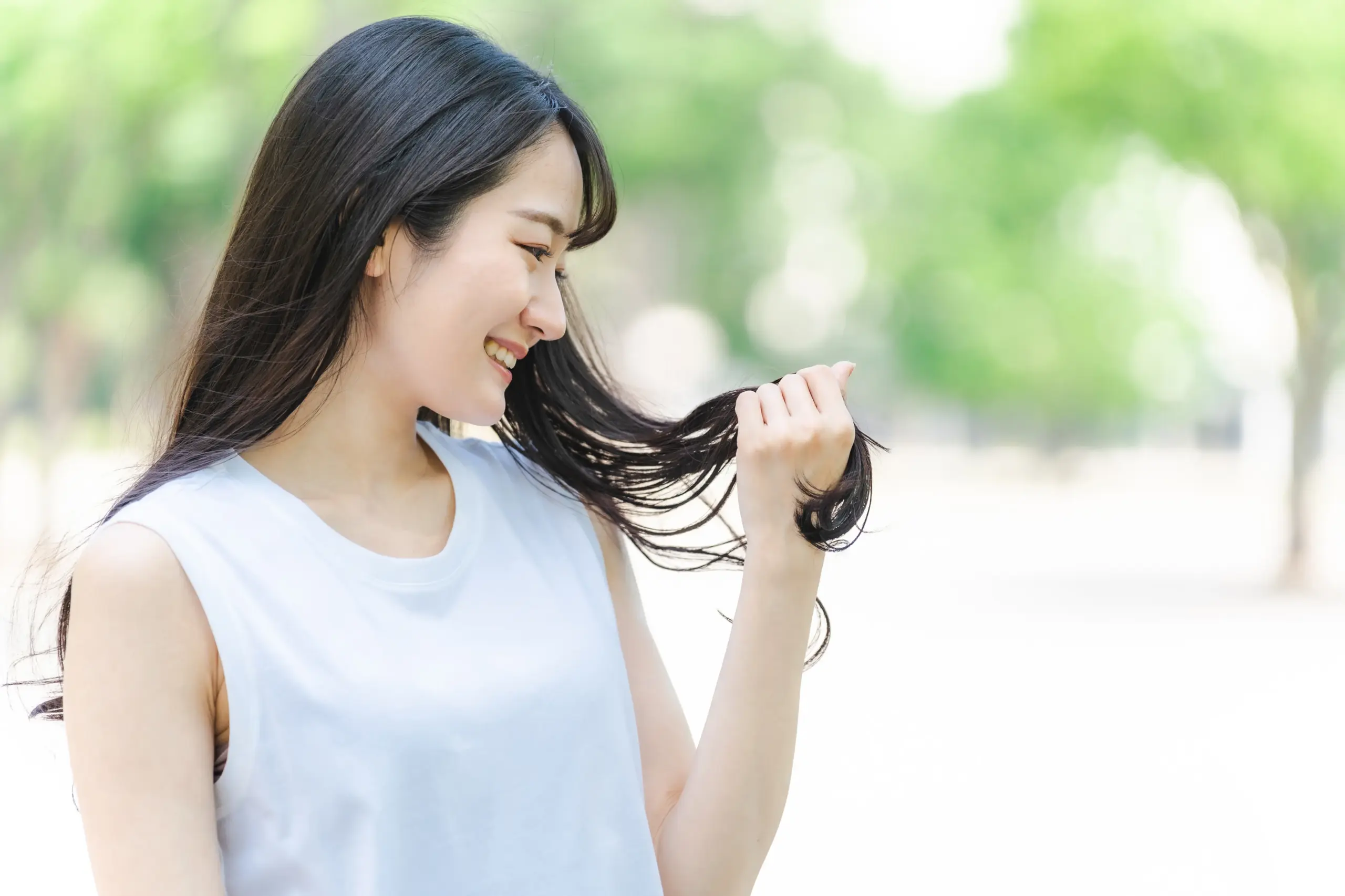 髪の湿気対策をする女性