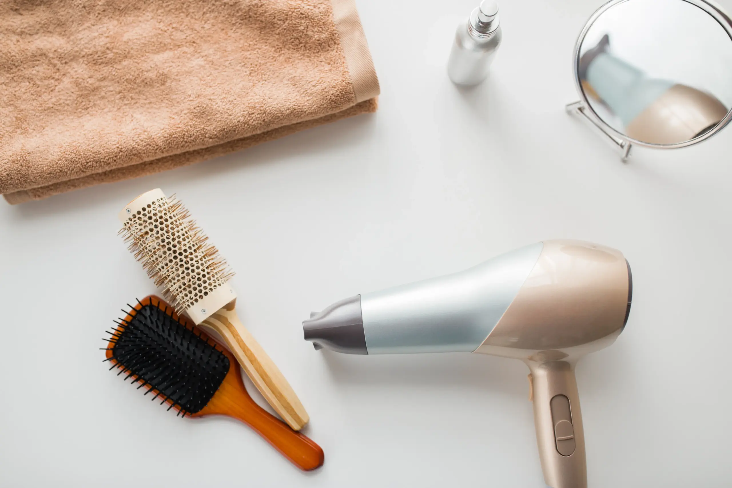 ドライヤーとクシ