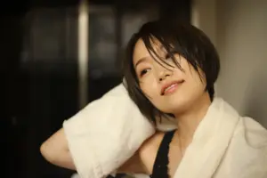 濡れた髪をタオルで乾かす女性