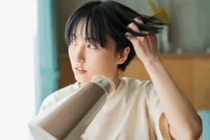 ドライやーで髪を乾かす
