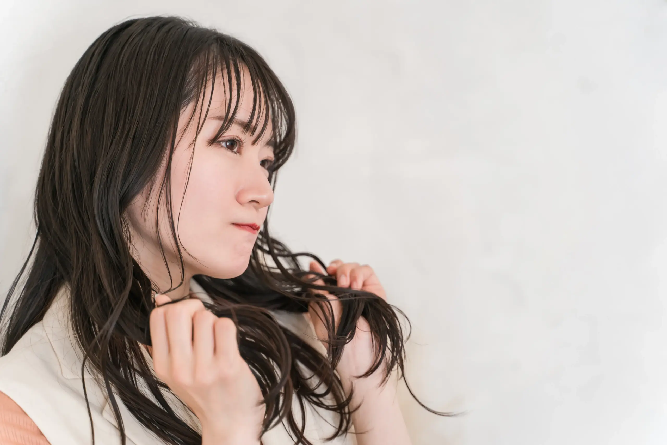 髪の毛のダメージで悩む女性