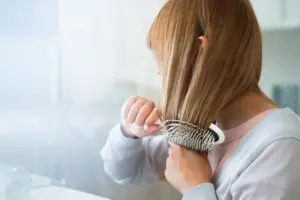 ブラッシングする女性