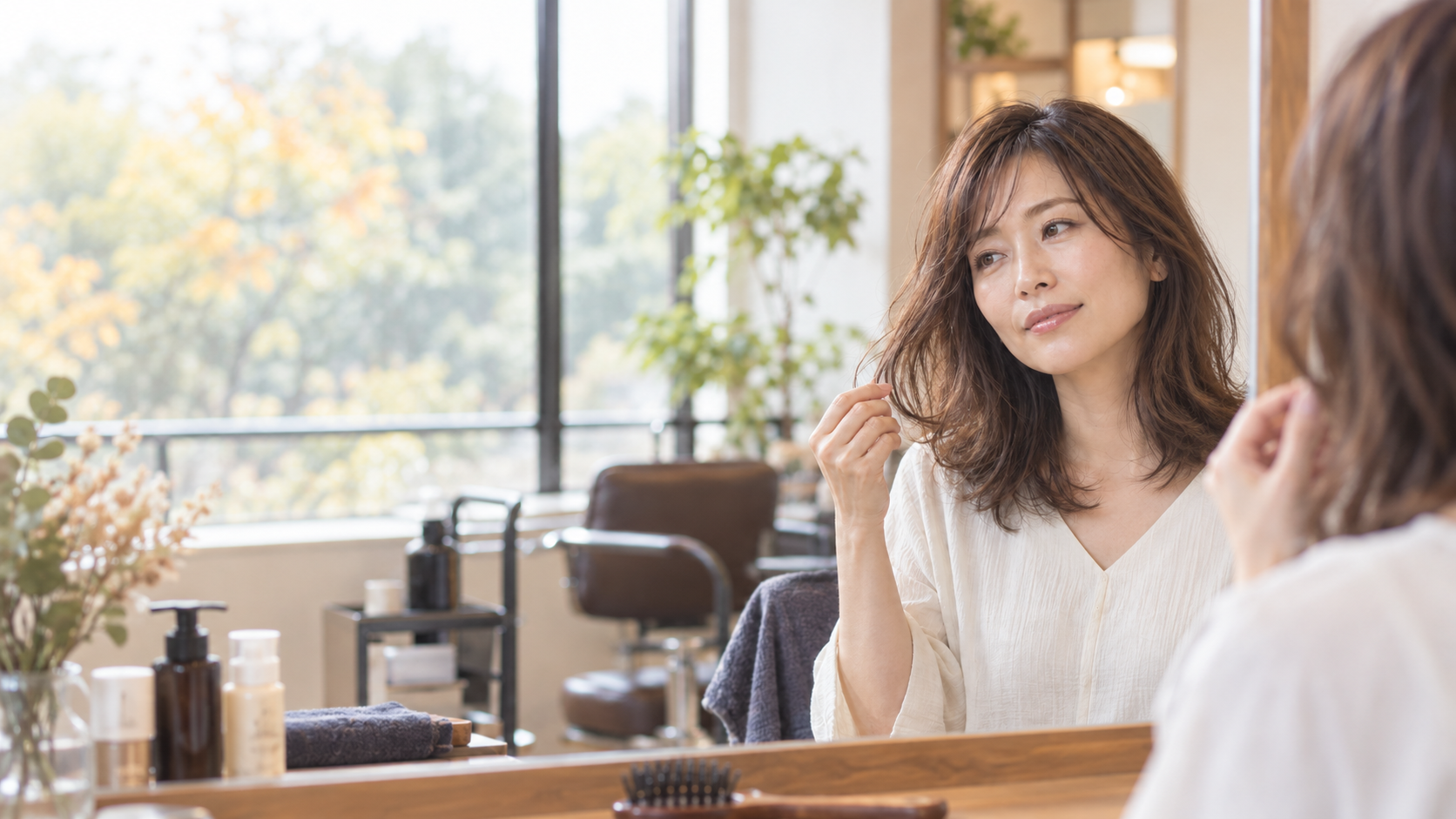 髪を触る女性